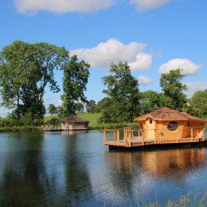 Cabane flottante au Pays de la Loire, entourée dun paisible lac et verdure.