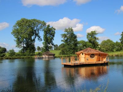 Cabane flottante au Pays de la Loire, entourée dun paisible lac et verdure.