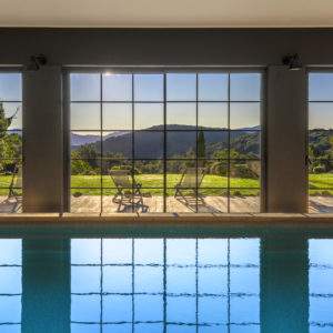Hébergement insolite en Corse avec piscine intérieure et vue sur les montagnes.