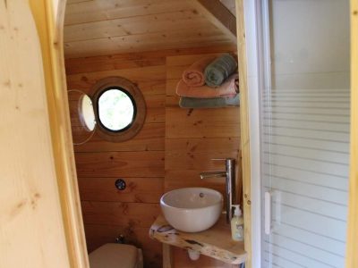 Hébergement insolite en Pays de la Loire : salle de bain en bois avec lavabo rond.