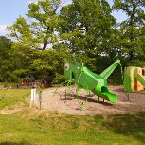 Hébergement insolite en roulotte à Basse-Normandie, avec aire de jeux colorée.