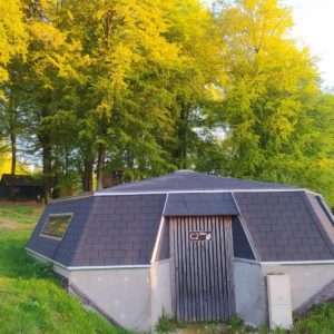 Hébergement insolite en forme de dôme, entouré de verdure en Basse-Normandie.