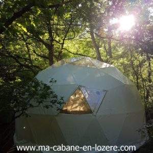 Dôme géodésique en pleine nature, baigné de lumière, idéal pour un séjour insolite.