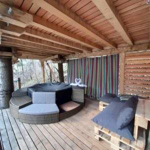Cabane perchée en Auvergne-Rhône-Alpes avec jacuzzi et décoration colorée.