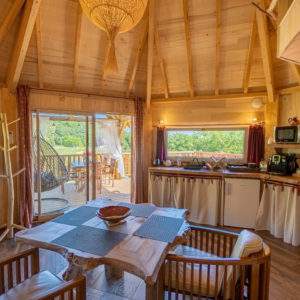 Cabane en bois en Aquitaine, avec un intérieur chaleureux et lumineux.