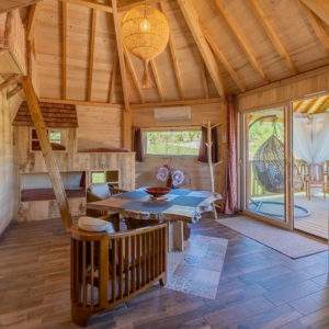 Hébergement insolite en Aquitaine : cabane en bois avec intérieur chaleureux et lumineux.