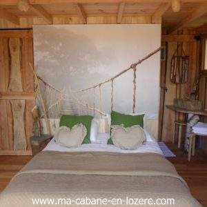 Cabane en bois dans le Languedoc-Roussillon, avec un mur décoré dun pont suspendu.