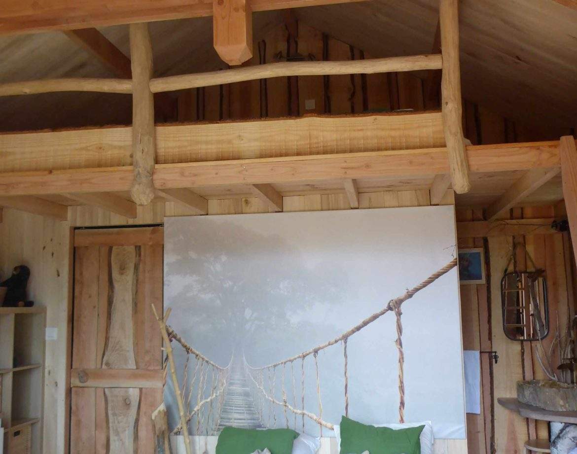 Cabane en bois dans le Languedoc-Roussillon, avec un lit douillet et une déco nature.