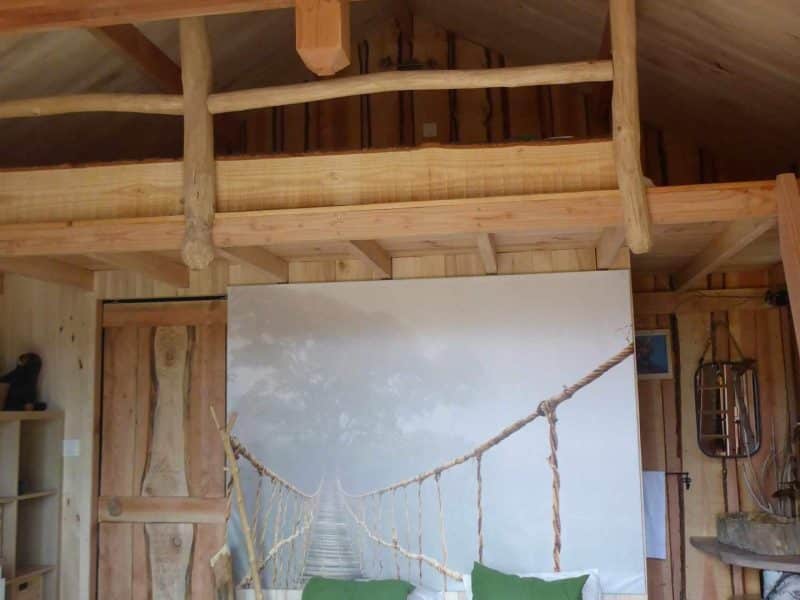 Cabane en bois dans le Languedoc-Roussillon, avec un lit douillet et une déco nature.