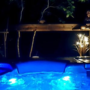 Hébergement insolite en Aquitaine avec jacuzzi illuminé et ambiance zen nocturne.
