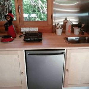 Cuisine équipée dans un hébergement insolite en bois, lumineux et chaleureux.