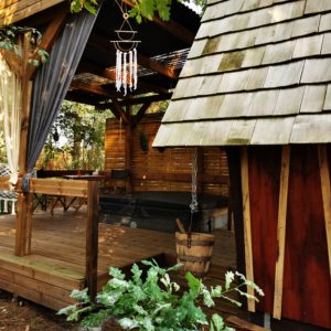 Hébergement insolite en Aquitaine : cabane en bois avec terrasse et décor naturel.