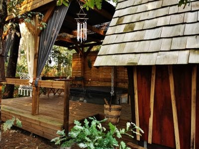 Hébergement insolite en Aquitaine : cabane en bois avec terrasse et décor naturel.