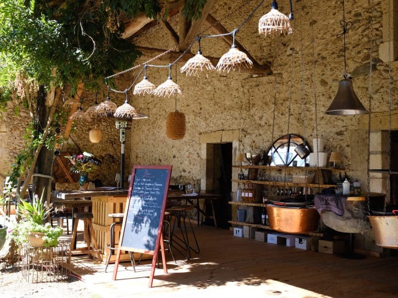 Gîte rustique avec murs en pierre et décoration chaleureuse, ambiance conviviale.