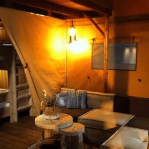 Hébergement insolite en cabane avec un intérieur chaleureux et lumineux.