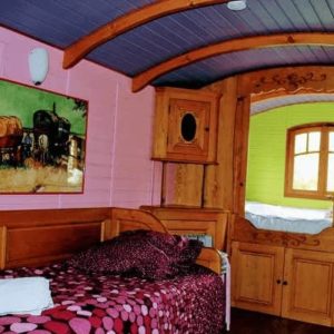 Chalet en bois coloré avec lit douillet et décor chaleureux à Centre.