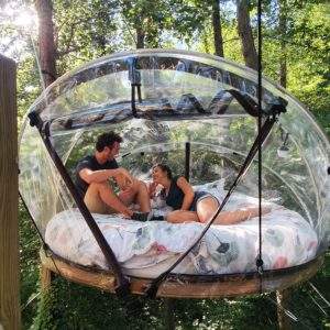 Hébergement insolite en bulle transparente, suspendu dans les arbres, au cœur de la nature.