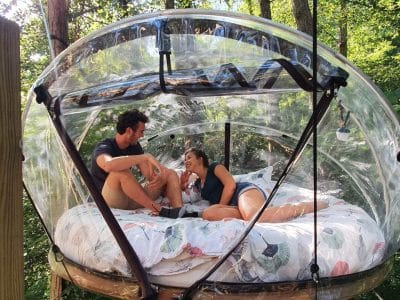 Hébergement insolite en bulle transparente, suspendu dans les arbres, au cœur de la nature.