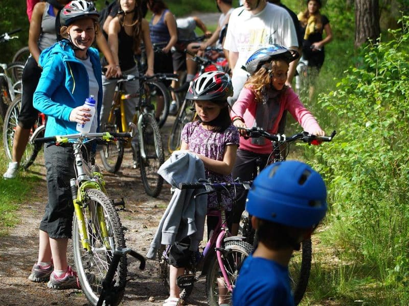 Groupe de cyclistes en pleine nature, idéal pour des séjours actifs en famille.