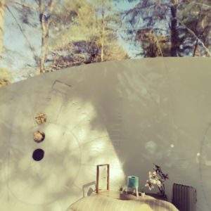 Hébergement insolite en bulle, avec vue sur la nature et décoration intérieure chaleureuse.