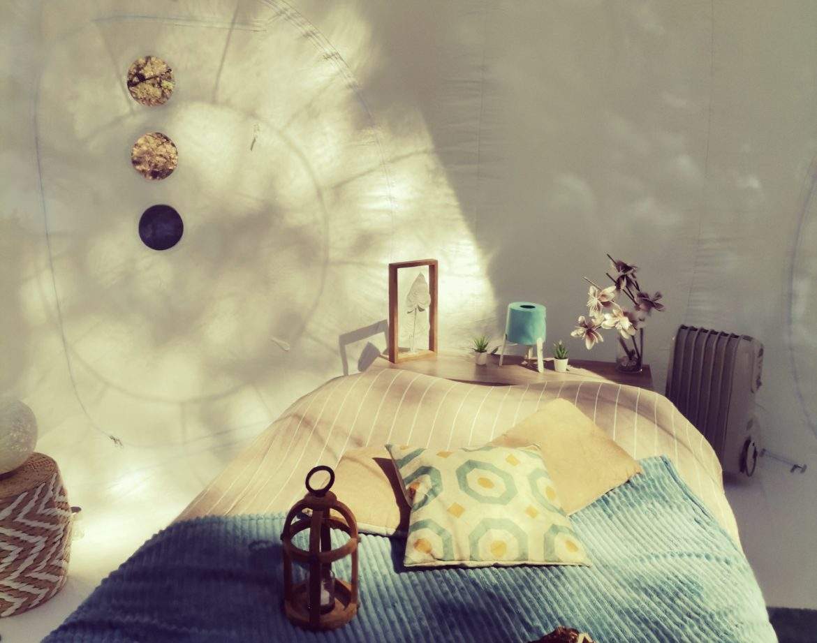 Hébergement insolite en Provence-Alpes-Côte dAzur : chambre lumineuse avec décor naturel.