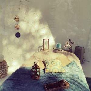 Hébergement insolite en Provence-Alpes-Côte dAzur : chambre lumineuse avec décor naturel.