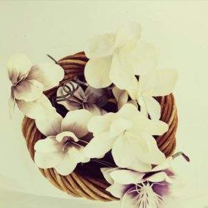 Hébergement insolite en Provence-Alpes-Côte dAzur, décoré de fleurs blanches élégantes.