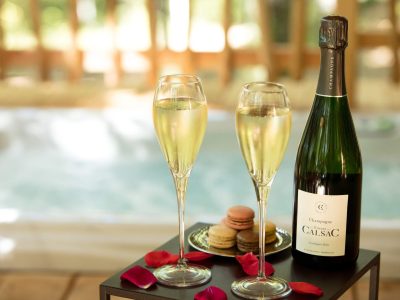 Hébergement insolite en Aquitaine avec champagne et macarons près dun jacuzzi.