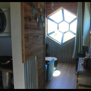 Hébergement insolite en Midi-Pyrénées, intérieur moderne avec fenêtre géométrique.