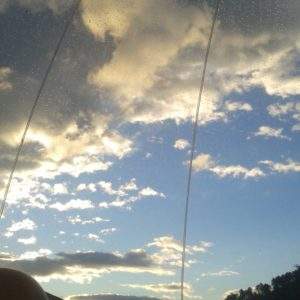 Hébergement insolite en bulle, vue panoramique sur un ciel nuageux et lumineux.