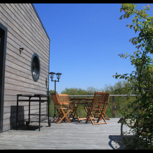 Hébergement insolite en Midi-Pyrénées, avec terrasse en bois et vue dégagée.