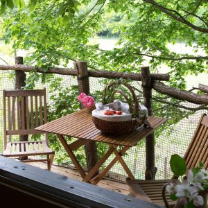 Cabane perchée en Nouvelle-Aquitaine avec terrasse en bois et vue sur la nature.