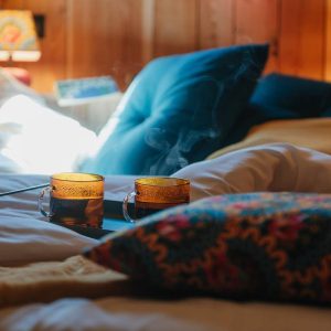 Chalet douillet en Provence-Alpes-Côte dAzur, avec tasses fumantes sur le lit.