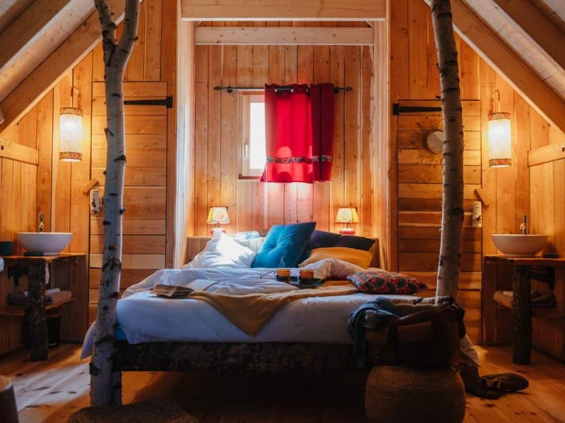 Chalet en bois chaleureux avec lit douillet et décor naturel en Provence-Alpes-Côte dAzur.