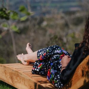 Hébergement insolite en Provence-Alpes-Côte dAzur, avec un transat en bois et vue panoramique.