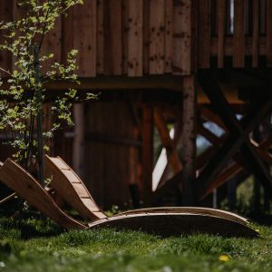 Hébergement insolite en bois avec transat sur la pelouse en Provence-Alpes-Côte dAzur.