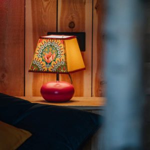 Hébergement insolite en Provence-Alpes-Côte dAzur avec lampe colorée sur table en bois.