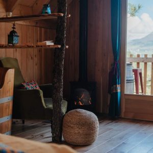 Cabane en bois avec poêle à bois et vue sur les montagnes en Provence-Alpes-Côte dAzur.