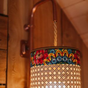 Lumière suspendue colorée dans un hébergement insolite en bois en Provence-Alpes-Côte dAzur.