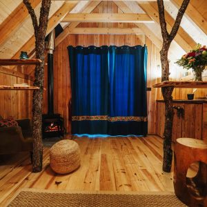 Cabane en bois dans les Alpes, avec une décoration chaleureuse et des éléments naturels.