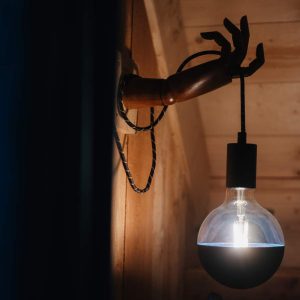 Hébergement insolite en Provence-Alpes-Côte dAzur avec lampe originale en forme de main.
