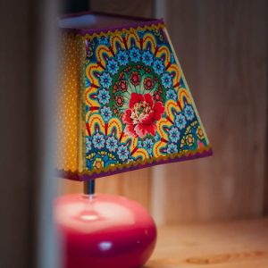 Lampe colorée dans un hébergement insolite en Provence-Alpes-Côte dAzur.