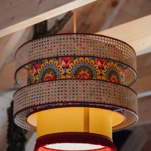 Lustre coloré suspendu dans un hébergement insolite en Provence-Alpes-Côte dAzur.