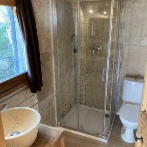 Salle de bain moderne dans un hébergement insolite en bois à Languedoc-Roussillon.