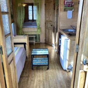 Hébergement insolite en bois à Languedoc-Roussillon, intérieur chaleureux et lumineux.