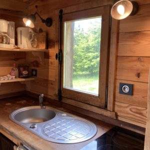 Cabane en bois dans le Languedoc-Roussillon avec cuisine lumineuse et vue sur la nature.