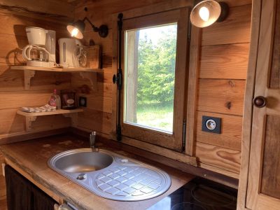 Cabane en bois dans le Languedoc-Roussillon avec cuisine lumineuse et vue sur la nature.