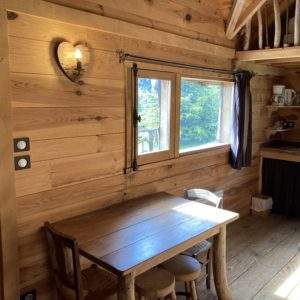 Cabane en bois dans le Languedoc-Roussillon avec un intérieur chaleureux et lumineux.
