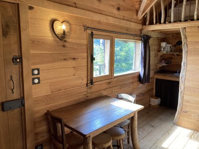 Cabane en bois dans le Languedoc-Roussillon avec un intérieur chaleureux et lumineux.