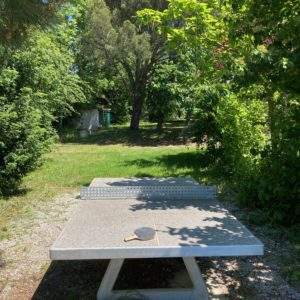 Hébergement insolite en Languedoc-Roussillon avec table de ping-pong en pleine nature.